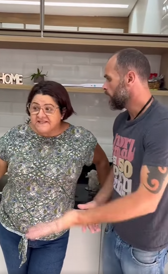 D2000010 Tia avó m4ltr4t4 menino pai não percebe que part2