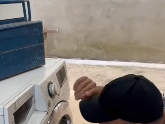 D2000013 mulher chamou técnico para arrumar máquina part2