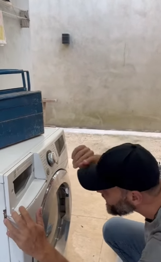 D2000013 mulher chamou técnico para arrumar máquina part2