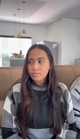 D0400003 Ela envergonha amiga na frente de todos isso part1