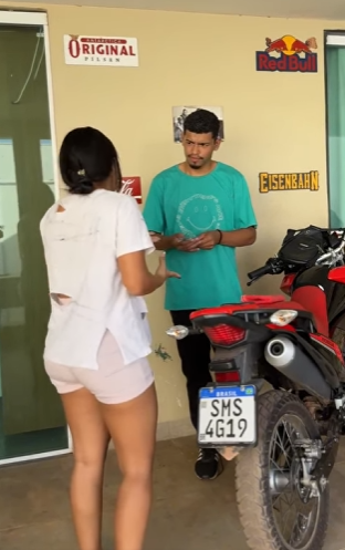 D2000010 Mulher muda de vida por conta de sua honestidade part2