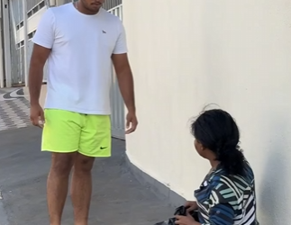 D1000016 Empresário se comove part2