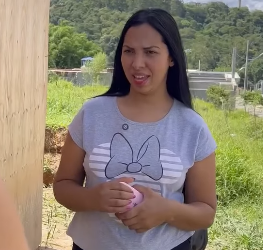 D0400004 Sua vizinha ri4 dele por causa das condições que (1) part2