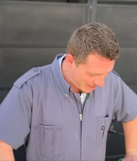 D0100006 Quando eles finalmente conhece Juan, mecânico… part2