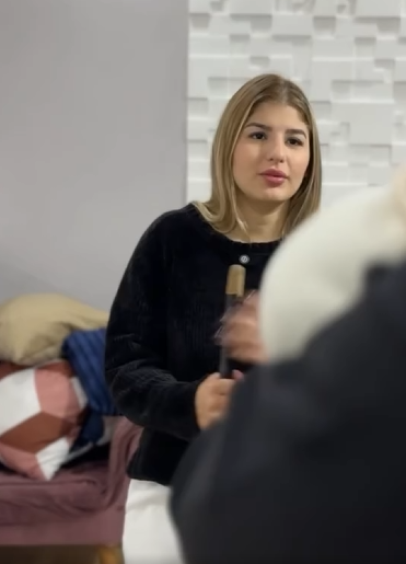 D0100005 Avó não segura neta para filha fazer xixi por part2