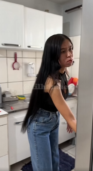 D1000008 Patrão da lição na esposa e faz ela cozinhar para a funcionária part1