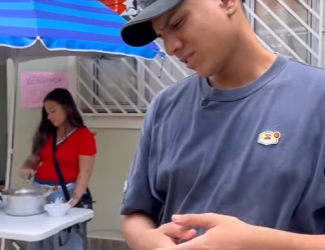 D0400002 Essa mulher vendia sopa e olha como servia, por essa razão não devemos comer em todo lugar part2