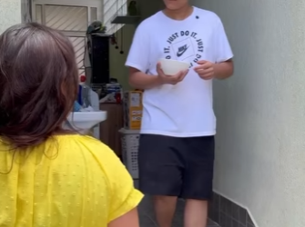 D0400003 Essa mulher vendia sopa e olha como servia, por essa razão não devemos comer em todo lugar part2