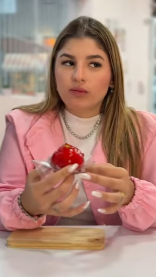 D0100014 Ela ia DESCOBRIR tudo comendo um MORANGO DO AMOR! part2