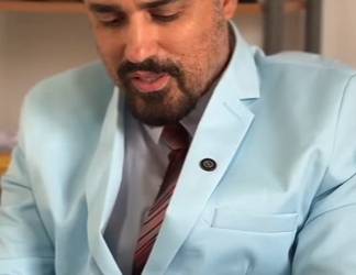 D1800014 Ela desprezou o currículo desse humilde homem… part2