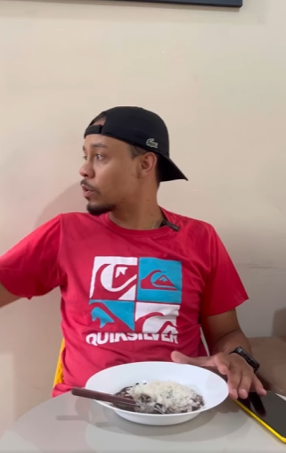 D0400010 Essa jovem tinha um jeito muito estranho de comer, até que um dia isso aconteceu part2