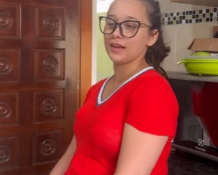 D0400011 Está mulher era muito limpa e delicada, sempre que as pessoas saia de sua casa ela ia atrás limpando part2