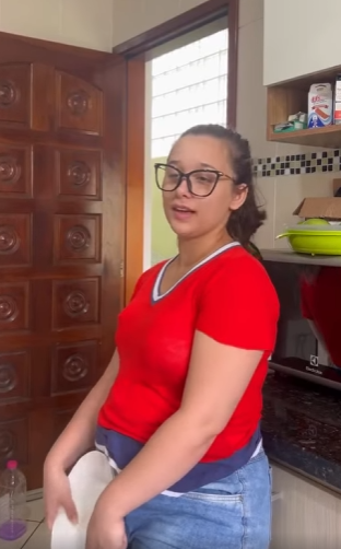 D0400011 Está mulher era muito limpa e delicada, sempre que as pessoas saia de sua casa ela ia atrás limpando part2