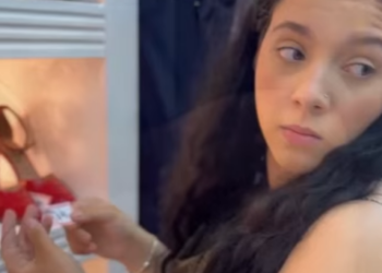 D0100011 mulher mudou os preços dos produtos nas lojas de part2