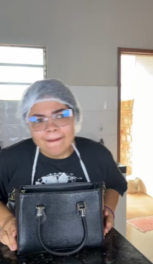 D1000009 Ela desconfiou da empregada part2