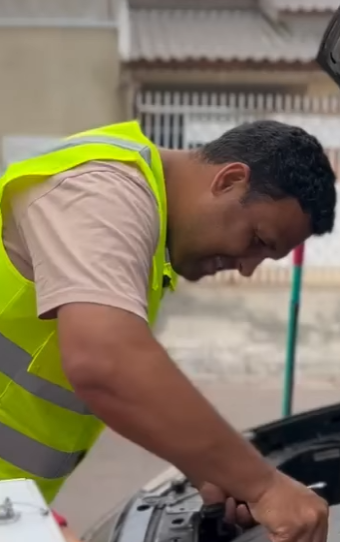 D1800005 Homem humilde ajudou essa moça com seu carro rec part2