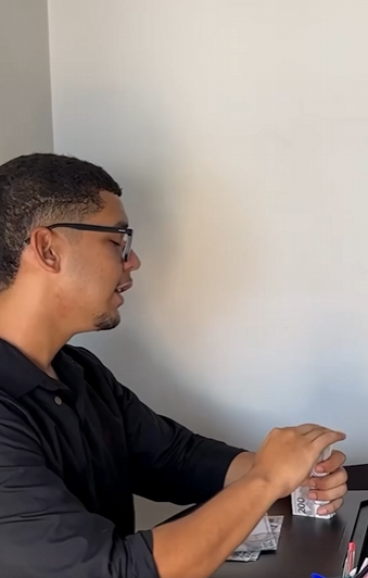 D1000007 Ela tentou se dar bem por ter arrumado uma vaga de emprego pra colega part2