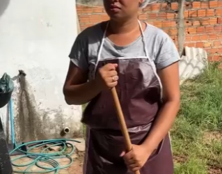 D1000009 Mulher arrogante colocou empregada pra comer no chão mas o jogo virou part2