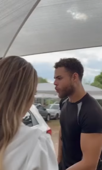 D2000005 Lhe deu um tapinha nas costas por um estranho moti part2