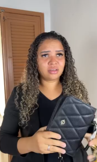 D1000004 Ela colocou dinheiro na bolsa da outra pra se dar bem part2