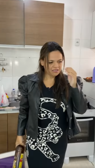 D2000004 Feito Ela pegou o marido com a prima na varanda só que não contava com isso… part2