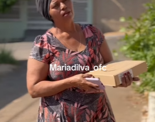 D1000002 Ela foi recompensada por anos de dedicação aí trabalhando part2