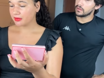 D0400012 Marido confunde esposa beija irmã gêmea dela part2