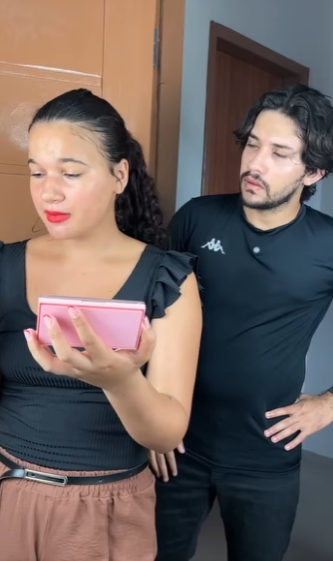 D0400012 Marido confunde esposa beija irmã gêmea dela part2