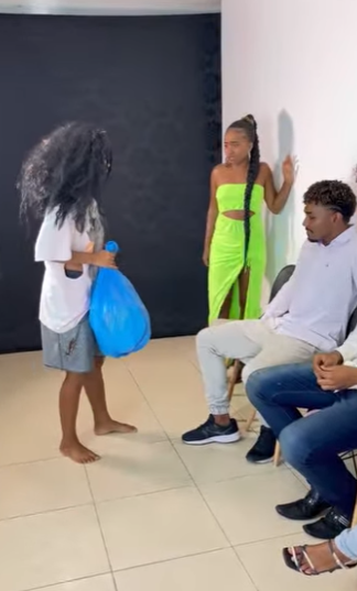 D2000006 chefe dá uma boa recompensa ao funcionário mais part2