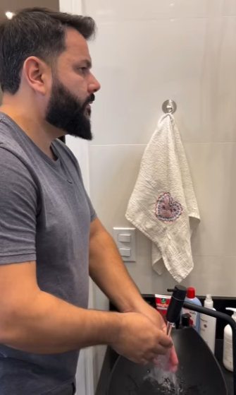 D2000011 Ele expulsou as netas de casa part2