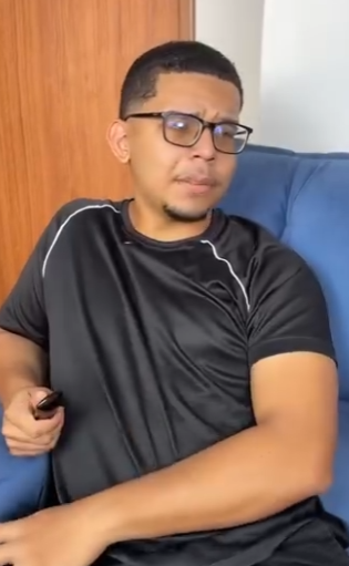 D1000011 Menina salva homem de cair em golpe part2