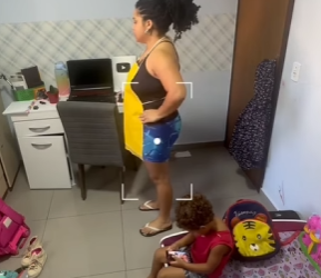 D1800006 Empregada escondia seu filho em baixo da mesa para part2