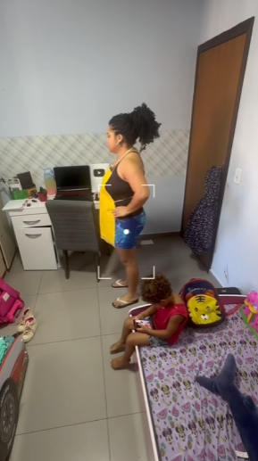 D1800006 Empregada escondia seu filho em baixo da mesa para part2