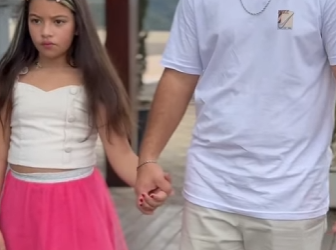 D1800004 Ela acha que eu tenho que deixar minha filha de la part2