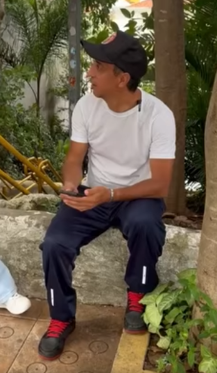 D0100007 esposa dele em casa sem comer ele comendo com ou_part2