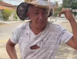 D2000004 Este morador de rua ia vê esta jovem na loja sem part2