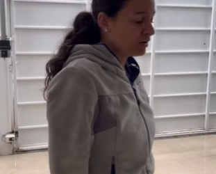 D0400009 Filho leva as compras do mercado para sua mãe part2