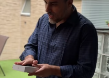 D0100003 Criança malcriada quebra celular da filha da emp part2