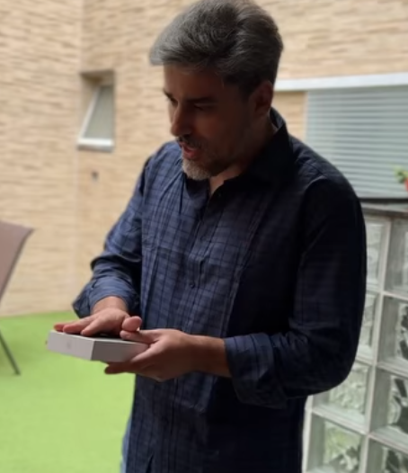 D0100003 Criança malcriada quebra celular da filha da emp part2