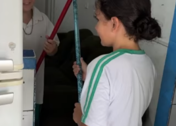 D0100017 Menino humilde ensina uma grande lição ao menino part2