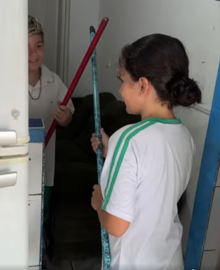 D0100017 Menino humilde ensina uma grande lição ao menino part2