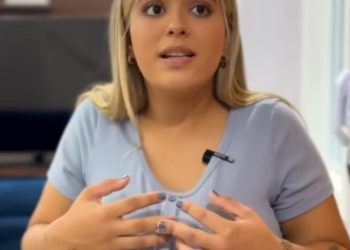 D0100016 Ela jogou as roupas do marido na rua melhor am part2