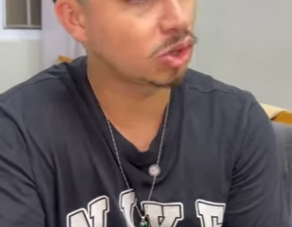 D1800002 Ela pega as louças part2