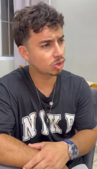 D1800002 Ela pega as louças part2