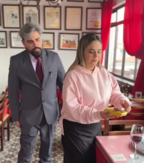 D0100009 Garçom tratou mal essa mulher por causa da roupa, sem saber quem ela era… part2