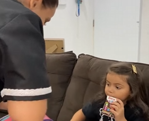 D1800006 Feito Empregada levava filha escondida para o trabalho até que isso aconteceu part2