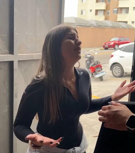 D0100010 Ela colocou uma máquina de cartão no banco de uma moto taxi mas você não vai acreditar porque ela fe part2