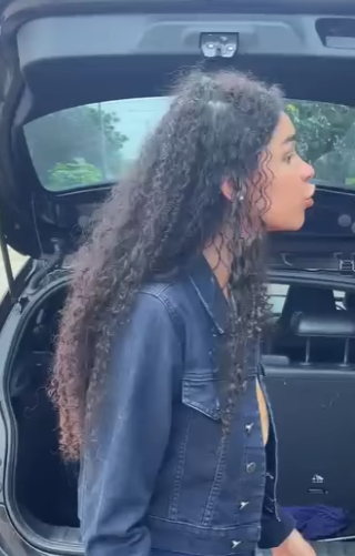 D2000013 A garota se trocou na frente dos outros e voce na o vai imaginar porque ela fez isso part2