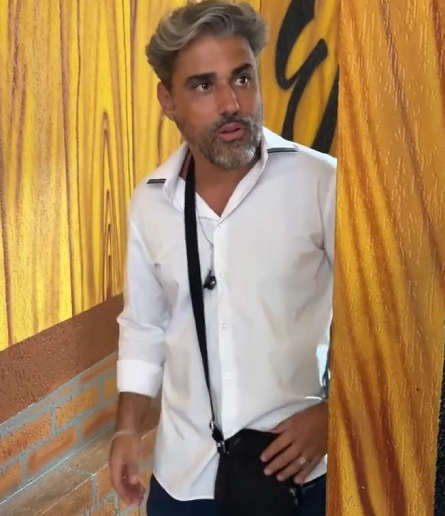 D0100014 Aproveitou o descuido do garçom para fazer isso com ele part2
