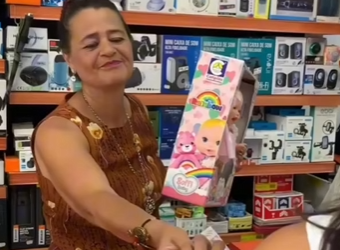 D2000006 Menina m1mada faz birra na mãe porque queria brinquedos novos part2